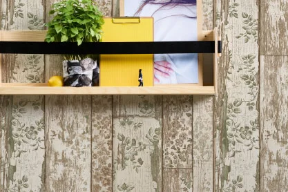 Blumentapete mit Holzlattenoptik